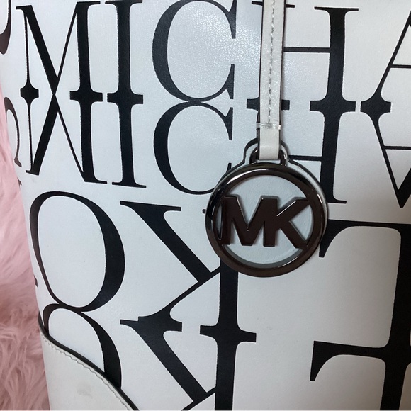 Michael Kors large tote and pouch in black and white monogram embossed leather - Picture 2 of 13